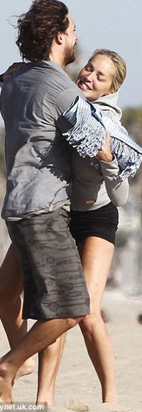 Sharon Stone, feliz con su novio argentino en la playa 3