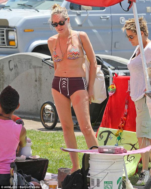 Tarotista leyendo las cartas a Sharon Stone en la playa