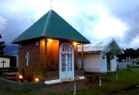 Se instala con internet y TV al lado de la tumba de su marido 1 Se instala con internet y TV al lado de la tumba de su marido 2