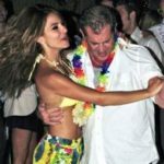 Mel Gibson se cuela en una fiesta y baila con la dueña 2