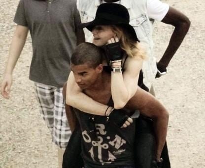 Madonna hace alarde de su novio 30 años menor 1 Madonna hace alarde de su novio 30 años menor 2