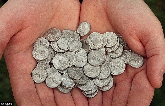 Arqueólogo aficionado descubre con detector de metales un tesoro Celta valorado en en 15 Millones 1 Arqueólogo aficionado descubre con detector de metales un tesoro Celta valorado en en 15 Millones 2