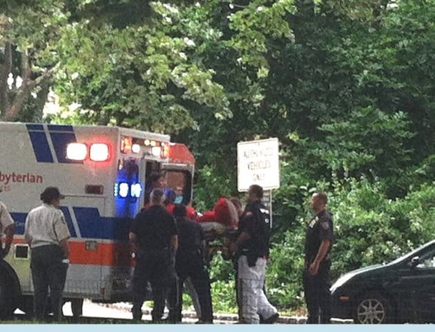 "Elmo Antisemita" es arrestado y llevado en ambulancia a un hospital 1 "Elmo Antisemita" es arrestado y llevado en ambulancia a un hospital 2