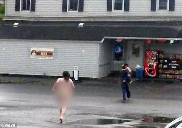 Drogada con “sales de baño” trata de matar a su hijo y la policía la abate con una pistola táser 1 Drogada con “sales de baño” trata de matar a su hijo y la policía la abate con una pistola táser 2