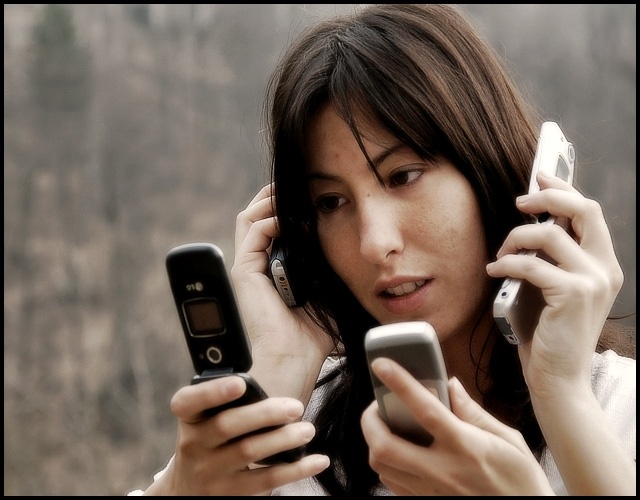 Una persona consulta su teléfono móvil una media de 34 veces al día, lo que delata la dependencia de la tecnología Nomofobia: El 53% de los españoles sufre ansiedad o miedo si olvida el móvil en casa 2