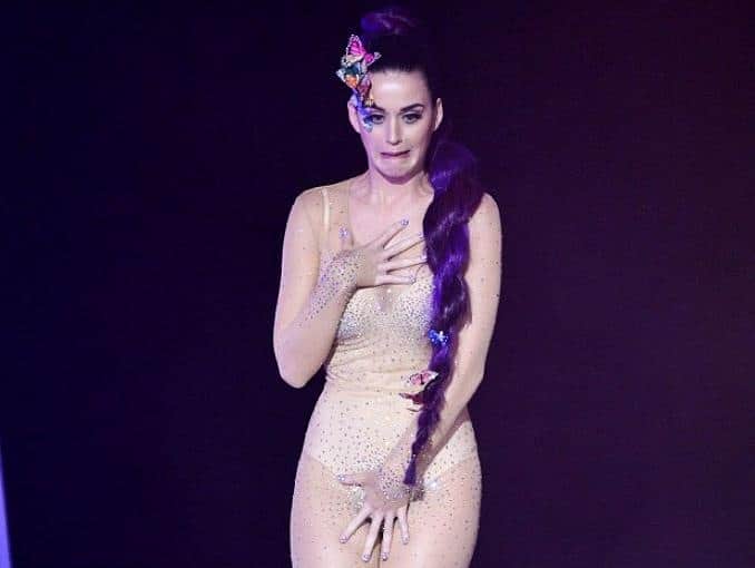 Katy Perry se incómodo con su vestuario durante una entrega de premios 1 Katy Perry se incómodo con su vestuario durante una entrega de premios 2