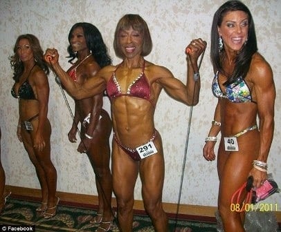 Una sexy abuela de 64 años compite con chicas de 20 2 Una sexy abuela de 64 años compite con chicas de 20 3