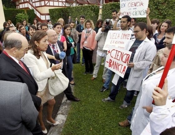 Un grupo de jóvenes científicos increpa a Carmen Vela por los recortes 1 Un grupo de jóvenes científicos increpa a Carmen Vela por los recortes 2