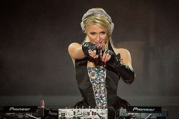 Desastroso debut de Paris Hilton como DJ 1 Desastroso debut de Paris Hilton como DJ 2