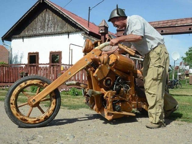 Moto construida completamente de madera 3