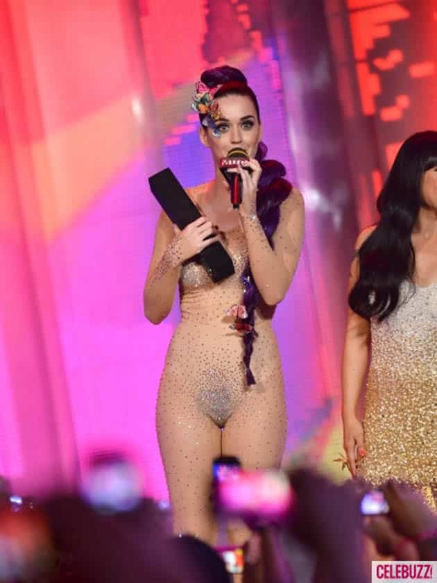 Katy Perry se incómodo con su vestuario durante una entrega de premios 4 Katy Perry se incómodo con su vestuario durante una entrega de premios 5