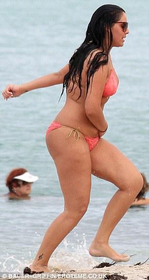 La Nueva novia de Kris Humphries es igual a Kim Kardashian... de espaldas 5