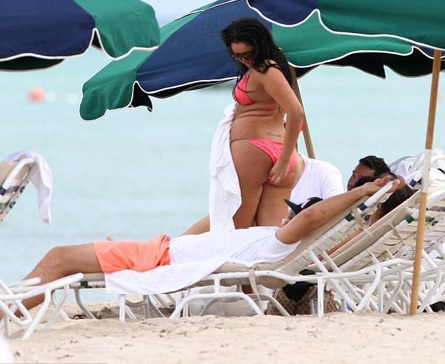 La Nueva novia de Kris Humphries es igual a Kim Kardashian... de espaldas 3