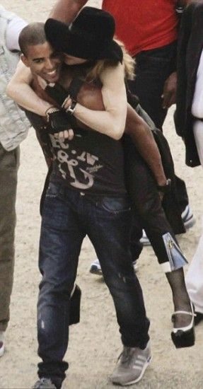 Madonna hace alarde de su novio 30 años menor 2 noticias Madonna hace alarde de su novio 30 años menor