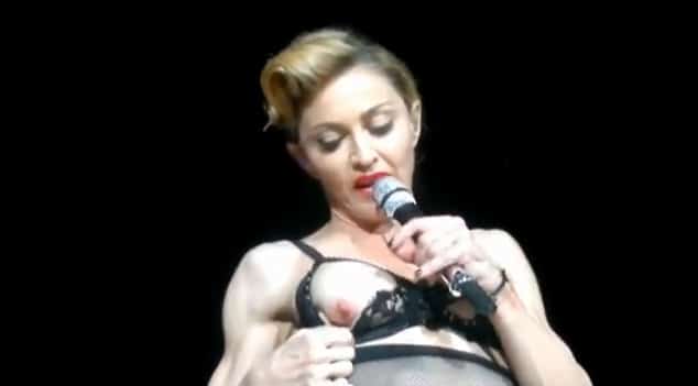 Madonna (53) hizo streptease en el escenario 4