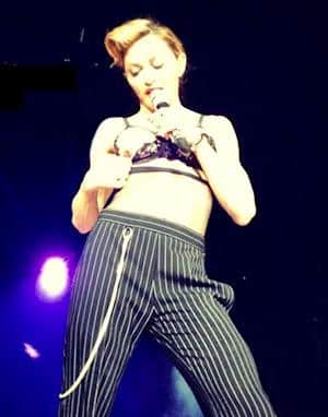 Madonna (53) hizo streptease en el escenario 3