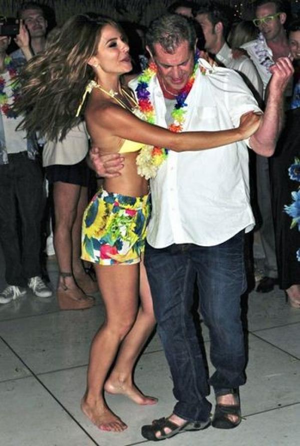 Mel Gibson se cuela en una fiesta y baila con la dueña 3