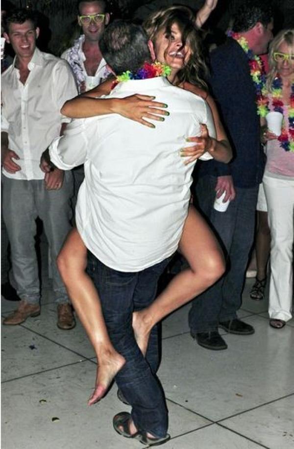 Mel Gibson se cuela en una fiesta y baila con la dueña 4