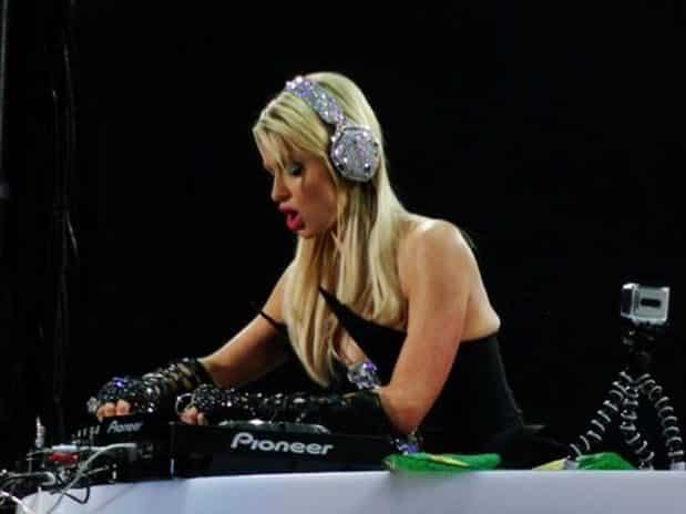 Desastroso debut de Paris Hilton como DJ 3 noticias Desastroso debut de Paris Hilton como DJ