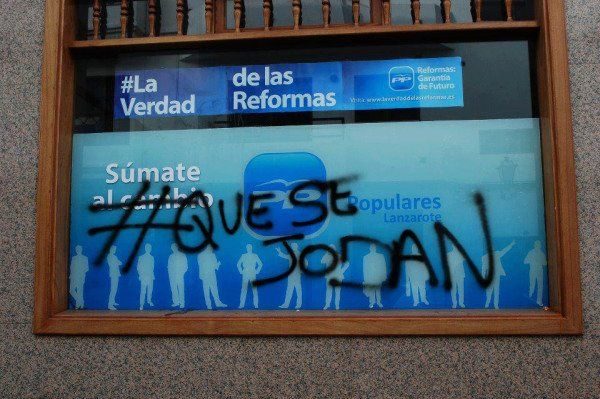 Pintadas en una cede del PP en señal de protesta e indignación por la acción de Andrea Fabra
