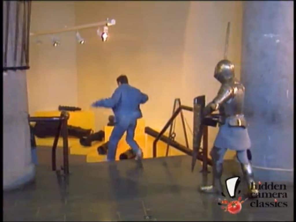 El fantasma del caballero oscuro ataca a los visitantes El fantasma del caballero oscuro ataca a los visitantes 1