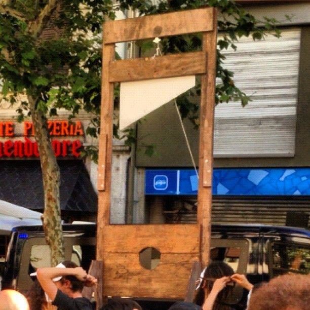 Guillotina ante protesta en la sede del PP por los recortes de Mariano Rajoy y su gobierno