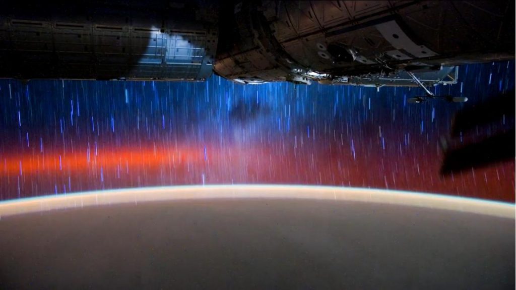 La vista desde la Estación Espacial Internacional por la noche 1