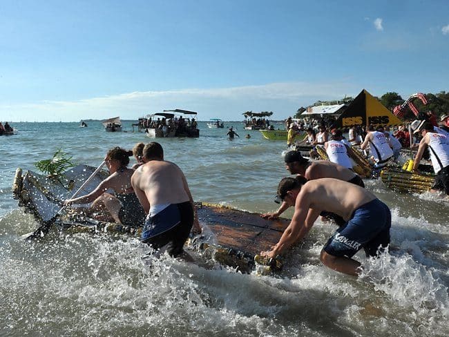 Beer Can Regatta, navegando en barcos hechos con latas de cerveza para incitar al reciclaje