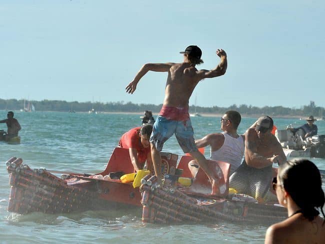 Beer Can Regatta, navegando en barcos hechos con latas de cerveza para incitar al reciclaje