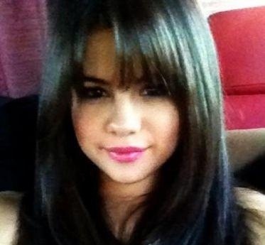 Selena Gomez sube foto de su nuevo look a Facebook 4