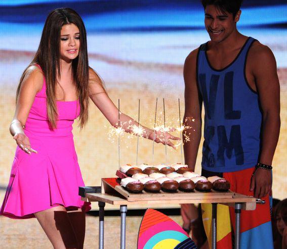 Con un sexy vestido rosa y medio rubia Selena Gomez celebró los 20 años 5 con-un-sexy-vestido-rosa-y-medio-rubia-selena-gomez-celebro-los-20-anos-5