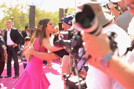 Con un sexy vestido rosa y medio rubia Selena Gomez celebró los 20 años 8 con-un-sexy-vestido-rosa-y-medio-rubia-selena-gomez-celebro-los-20-anos-8