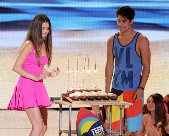 Con un sexy vestido rosa y medio rubia Selena Gomez celebró los 20 años 9 con-un-sexy-vestido-rosa-y-medio-rubia-selena-gomez-celebro-los-20-anos-9