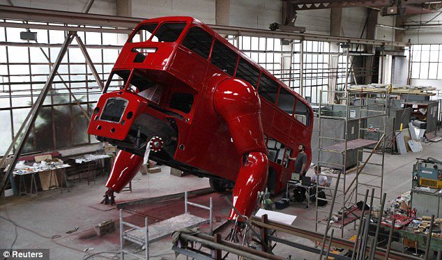 el-artista-david-cerny-transforma-un-clasico-autobus-londinense-0-1