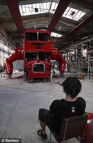 el-artista-david-cerny-transforma-un-clasico-autobus-londinense-0-16