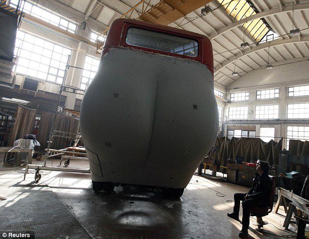 el-artista-david-cerny-transforma-un-clasico-autobus-londinense-0-17