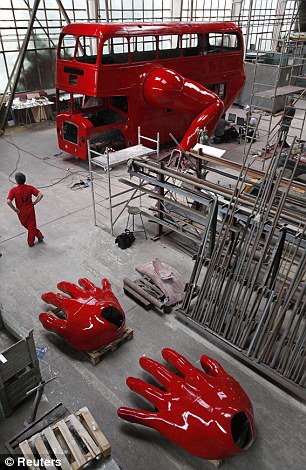 el-artista-david-cerny-transforma-un-clasico-autobus-londinense-0-18