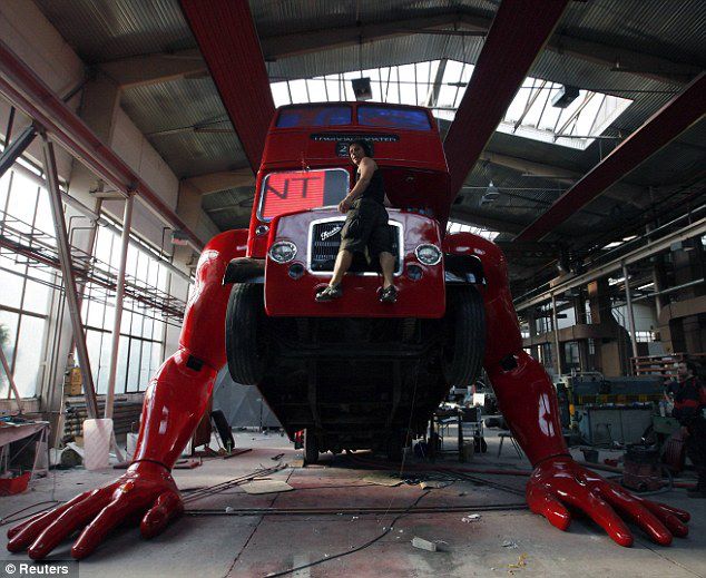 el-artista-david-cerny-transforma-un-clasico-autobus-londinense-0-19