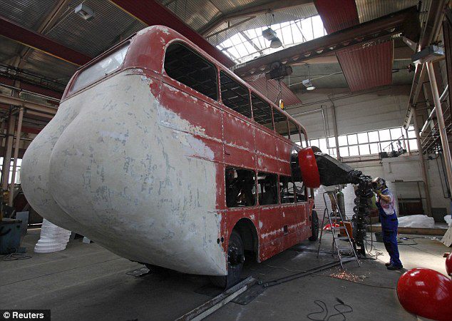 el-artista-david-cerny-transforma-un-clasico-autobus-londinense-0-20