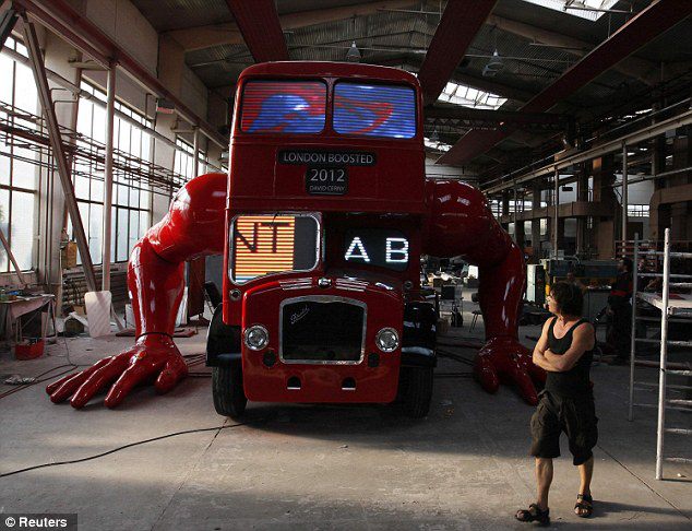 el-artista-david-cerny-transforma-un-clasico-autobus-londinense-0-22