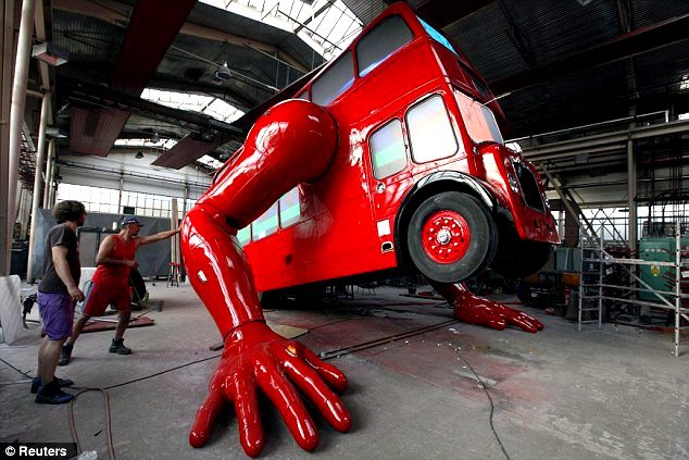 el-artista-david-cerny-transforma-un-clasico-autobus-londinense-0-24