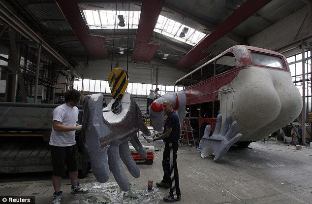 el-artista-david-cerny-transforma-un-clasico-autobus-londinense-0-25