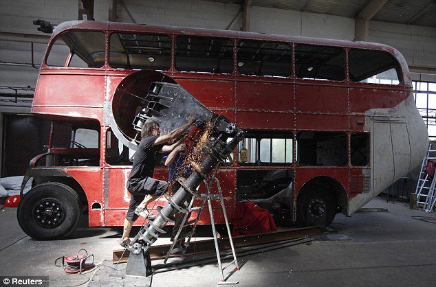 el-artista-david-cerny-transforma-un-clasico-autobus-londinense-0-27