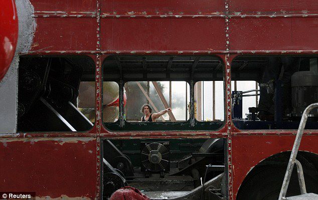 el-artista-david-cerny-transforma-un-clasico-autobus-londinense-0-29