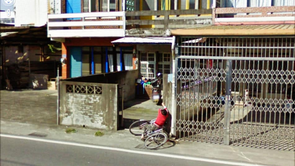 Las extrañas y fascinantes instantáneas escondidas en Google Street View 22