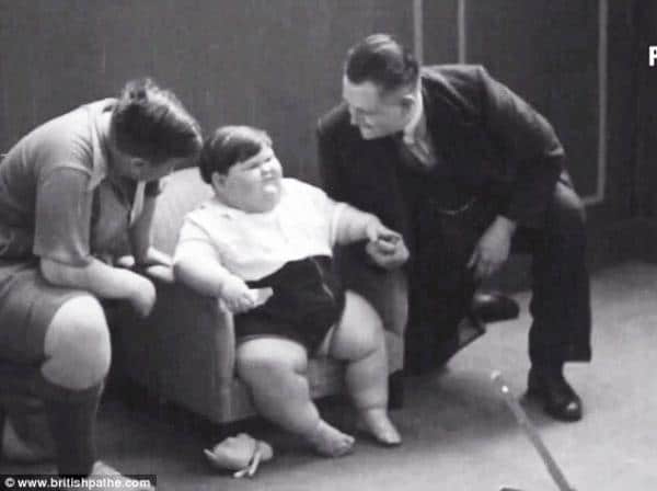 La primera filmación de un niño obeso, de tres años, en 1935 1 La primera filmación de un niño obeso, de tres años, en 1935 2