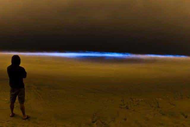 Una misteriosa luz azul aparece en playas de California 5 noticias Una misteriosa luz azul aparece en playas de California