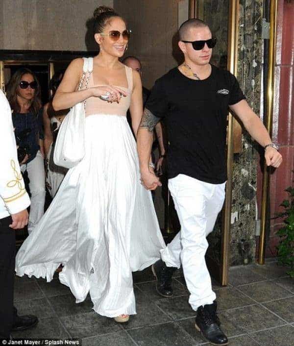 ¿Casper Smart le compró el regalo de cumpleaños a JLo en un sex shop? 4 noticias Casper Smart le compró el regalo de cumpleaños a JLo en un sex shop