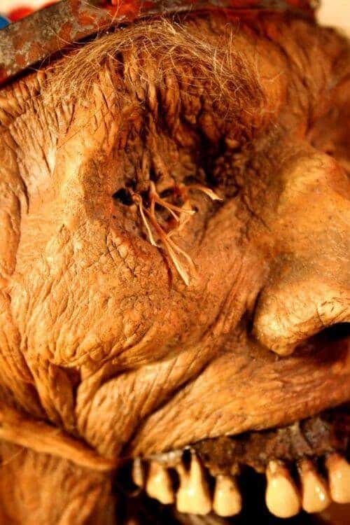 Cabeza de zombie convertida en maquina de chicles