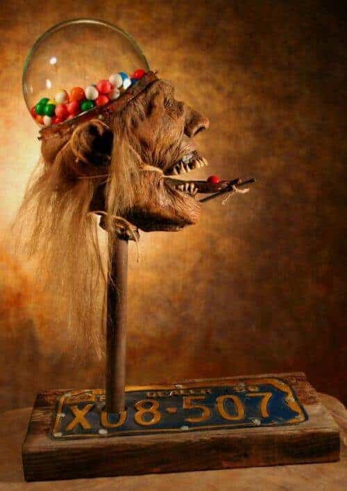 Cabeza de zombie convertida en maquina de chicles